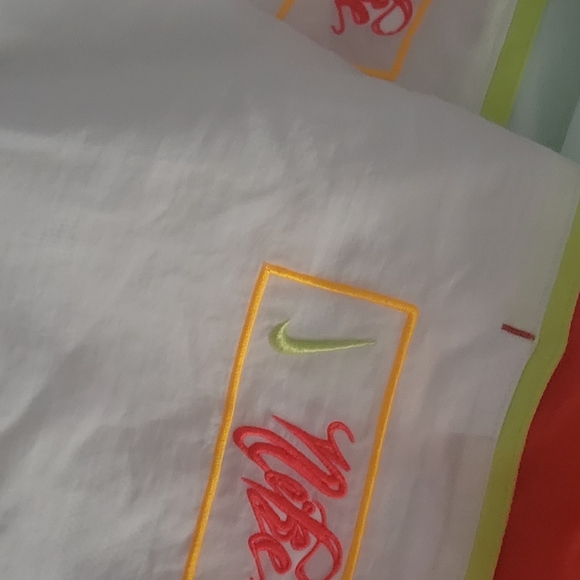 N E W . W/O TAG. Nike wind breaker. Women - Picture 2 of 2